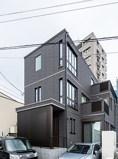 セキスイハイム 新宮展示場の施工事例「約36坪の土地に建つ、3階建て完全分離二世帯の住まい」の画像1