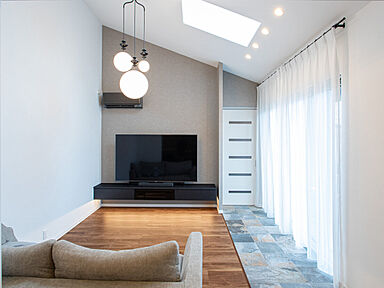 セキスイハイム 長町展示場の施工事例「勾配天井がのびやかな内と外がつながる平屋の住まい」の画像1