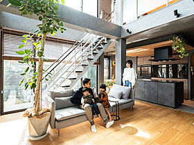 セキスイハイム 長町展示場の施工事例「広々した吹き抜けのLDK、ヌック、テラスなど、様々な過ごし方に対応する住まい」のメイン画像