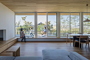 積水ハウス イズ長町展示場の施工事例「LDKとウッドデッキが一体となった大開口でウチとソトがつながる家」の画像