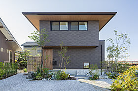 積水ハウス レグヌムコート市川展示場の施工事例「LDKとウッドデッキが一体となった大開口でウチとソトがつながる家」の画像1