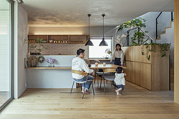 積水ハウスの施工事例「モノトーンのコーディネートと木のぬくもりが調和した大開口の家」の画像