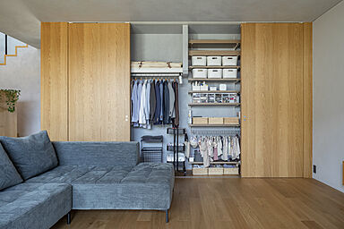 積水ハウスの施工事例「モノトーンのコーディネートと木のぬくもりが調和した大開口の家」の画像3