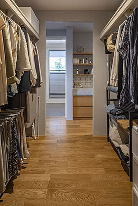 積水ハウス イズ長町展示場の施工事例「モノトーンのコーディネートと木のぬくもりが調和した大開口の家」の画像5