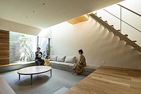 積水ハウス レグヌムコート市川展示場の施工事例「住宅密集地で居心地の良さを追求。柔らかな光に包まれた一年中快適な家」のメイン画像