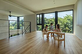積水ハウス レグヌムコート市川展示場の施工事例「大開口&吹き抜けで抜群の開放感。省エネ+創エネのZEHの住まい」の画像2