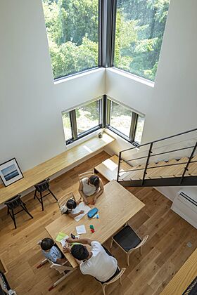 積水ハウス レグヌムコート市川展示場の施工事例「大開口&吹き抜けで抜群の開放感。省エネ+創エネのZEHの住まい」の画像3
