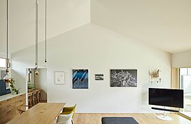 積水ハウス レグヌムコート市川展示場の施工事例「余白が暮らしの豊かさを生む、三角天井の平屋の住まい」のメイン画像