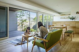 積水ハウス イズ長町展示場の施工事例「屋根のあるデッキが家族のイドコロ。大開口で自然とつながる心地よい家」の画像