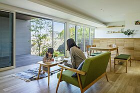 積水ハウス レグヌムコート市川展示場の施工事例「屋根のあるデッキが家族のイドコロ。大開口で自然とつながる心地よい家」のメイン画像