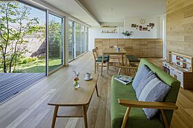 積水ハウス イズ長町展示場の施工事例「屋根のあるデッキが家族のイドコロ。大開口で自然とつながる心地よい家」の画像1
