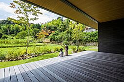 積水ハウスの施工事例「大開口でウッドデッキとつながる豊かな自然に溶け込む平屋の住まい」の画像