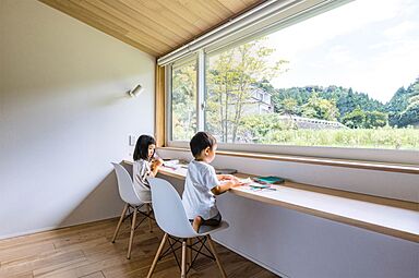 積水ハウス シャーウッド太田展示場の施工事例「大開口でウッドデッキとつながる豊かな自然に溶け込む平屋の住まい」の画像2