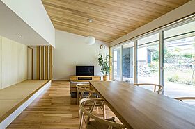 積水ハウス レグヌムコート市川展示場の施工事例「大開口でウッドデッキとつながる豊かな自然に溶け込む平屋の住まい」の画像3