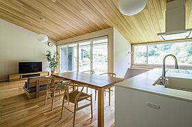 積水ハウス レグヌムコート市川展示場の施工事例「大開口でウッドデッキとつながる豊かな自然に溶け込む平屋の住まい」の画像4