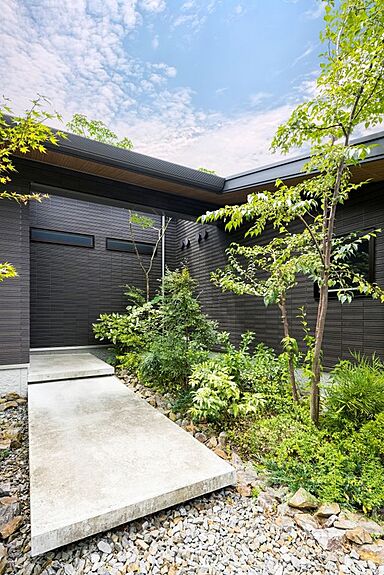 積水ハウスの施工事例「大開口でウッドデッキとつながる豊かな自然に溶け込む平屋の住まい」の画像6