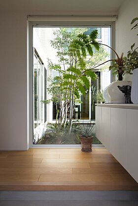 積水ハウス レグヌムコート市川展示場の施工事例「ダイナミックな吹き抜けが見どころの、つながりを大切にした大空間の家」の画像6