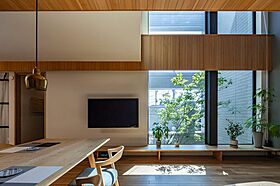 積水ハウス レグヌムコート市川展示場の施工事例「密集地のコンパクトな敷地でも、ゆったりリラックスできる3階建て」のメイン画像