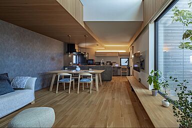 積水ハウス イズ長町展示場の施工事例「密集地のコンパクトな敷地でも、ゆったりリラックスできる3階建て」の画像2