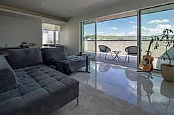 積水ハウス イズ古河展示場の施工事例「美しい山々の稜線と、ホテルライクなインテリアを楽しむ上質空間」の画像