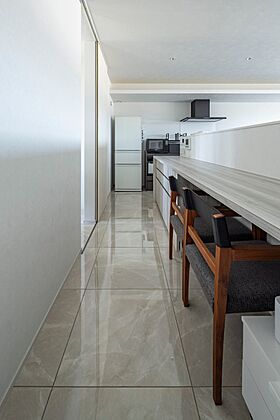 積水ハウス シャーウッド岡山問屋町テラス展示場の施工事例「美しい山々の稜線と、ホテルライクなインテリアを楽しむ上質空間」の画像3