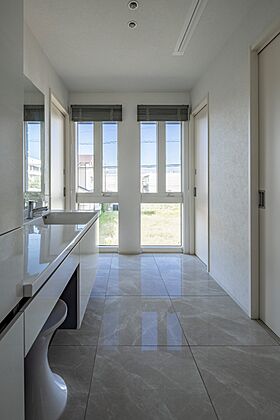 積水ハウス レグヌムコート市川展示場の施工事例「美しい山々の稜線と、ホテルライクなインテリアを楽しむ上質空間」の画像4
