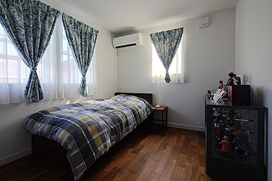 檜建設株式会社の施工事例「カバードポーチが印象的なアーリーアメリカンスタイルの家」の画像5