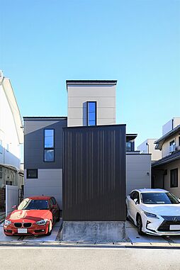 【アキュラホーム 春日部展示場】@ララガーデン春日部そば 土間・中庭のあるモデルハウスの施工事例「モノトーンの気品漂う、ウッドデッキのあるキュービックハウス」の画像