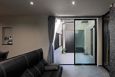 檜建設株式会社の施工事例「モノトーンの気品漂う、ウッドデッキのあるキュービックハウス」の画像2