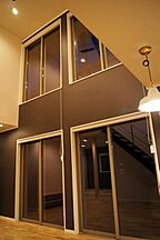 シンプルモダンスタイルのリビング マキノのメタセコイア並木道にある会社 青谷建築工房の事例画像