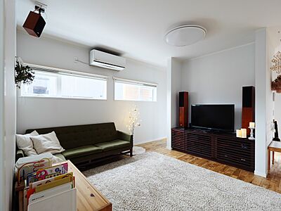 シンプルモダンスタイルのリビング マキノのメタセコイア並木道にある会社 青谷建築工房の事例画像