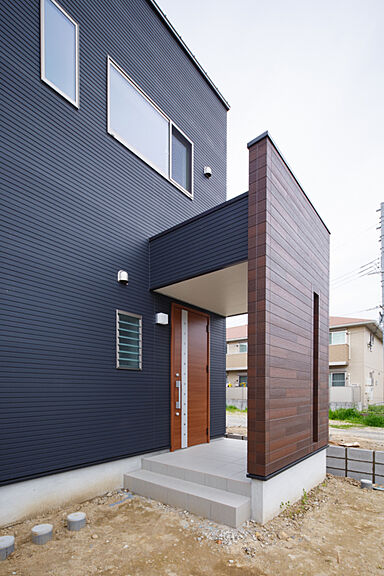 コージーホームの施工事例「黒色×外壁の家」の画像1