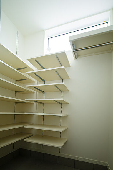 コージーホームの施工事例「濃紺色の都会的なお家」の画像2