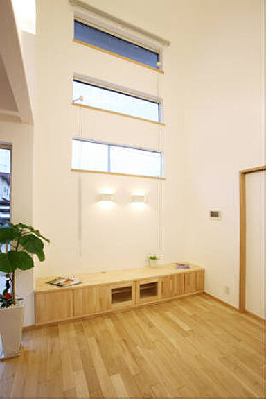 無添加住宅 コラボハウスの施工事例「自然素材に囲まれた広々リビングで過ごす家」の画像1