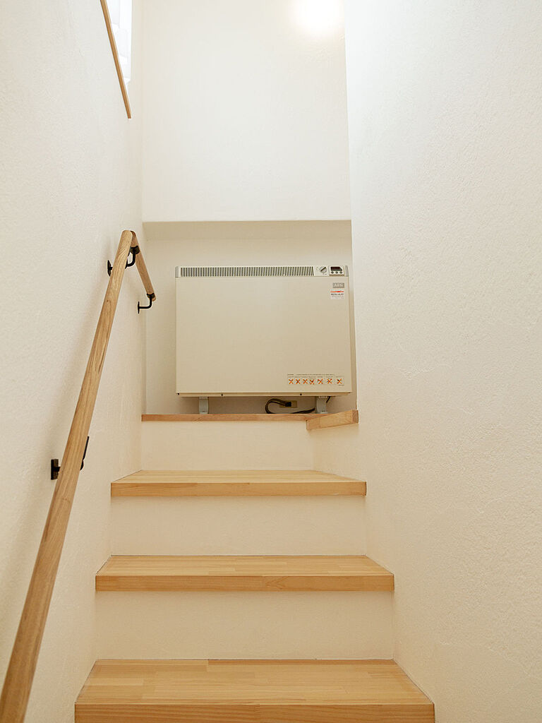 無添加住宅 コラボハウスの公式画像_階段3