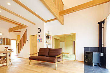 無添加住宅 コラボハウスの施工事例「平屋に見えて、実は2階建て!家族全員が快適なスローライフ」の画像1