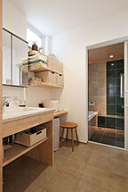 木の家スタイルの洗面所 無添加住宅 コラボハウスの事例画像