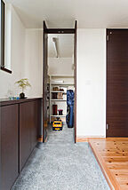 シンプルモダンスタイルの玄関 住友林業株式会社 福井リアルサイズ展示場の事例画像