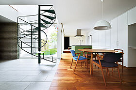 住友林業株式会社 長町モールサイドの施工事例「庭と室内をつなぐ大開口。子どもたちが元気に駆け回る家」の画像4