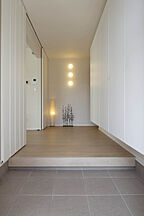 シンプルモダンスタイルの玄関 一条工務店 小金井府中展示場の事例画像