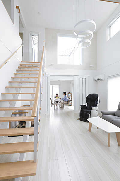 シンプルモダンスタイルのリビング 一条工務店 横浜平沼南展示場の事例画像