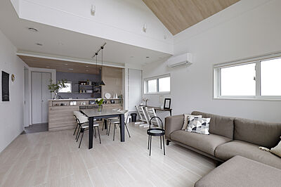 シンプルモダンスタイルのリビング 一条工務店 甲府小瀬東展示場の事例画像