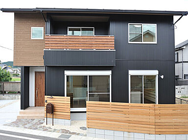 太陽住宅の施工事例「自然資材で仕上げた家族と環境に優しい家」の画像