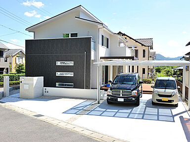 太陽住宅の施工事例「閑静な住宅に佇むフォレストモダンな家」の画像