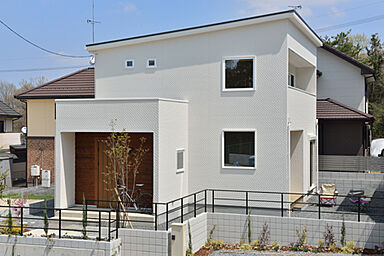 太陽住宅の施工事例「シンプルな箱の家」の画像