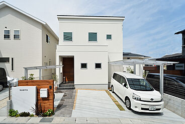 太陽住宅の施工事例「大型のスクエア窓が印象的な箱型の家」の画像