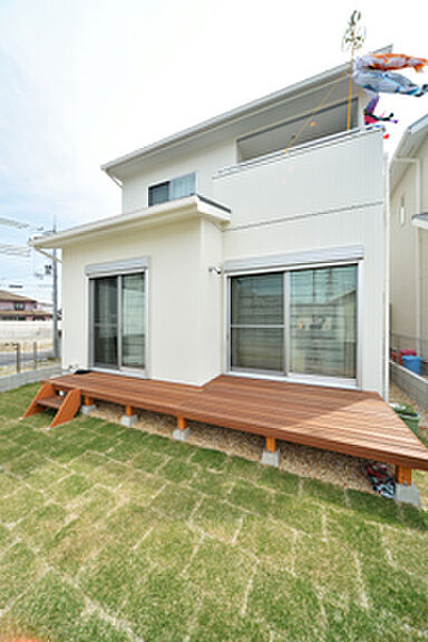 太陽住宅の施工事例「大型のスクエア窓が印象的な箱型の家」の画像6