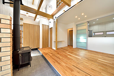 太陽住宅の施工事例「薪ストーブのある家」の画像1