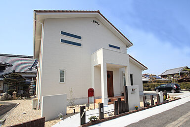 太陽住宅の施工事例「木とモザイクタイルの家」の画像