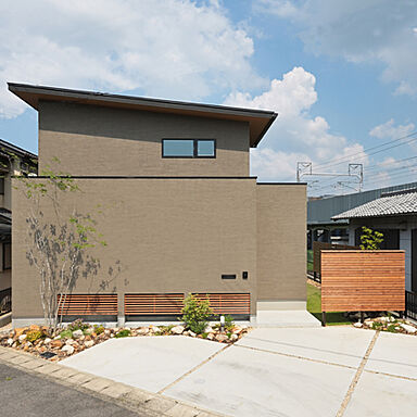 太陽住宅の施工事例「木を見上げる家」の画像